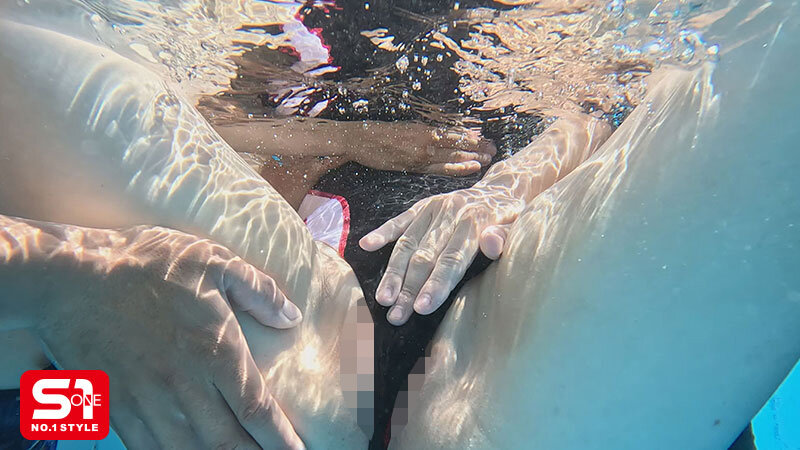 Đụ tập thể cô giáo dạy bơi ngoài đảo xa Ren Gojo